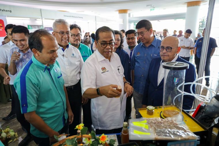 Menteri Pendidikan Tinggi, Dato' Seri Mohamed Khaled Nordin steam